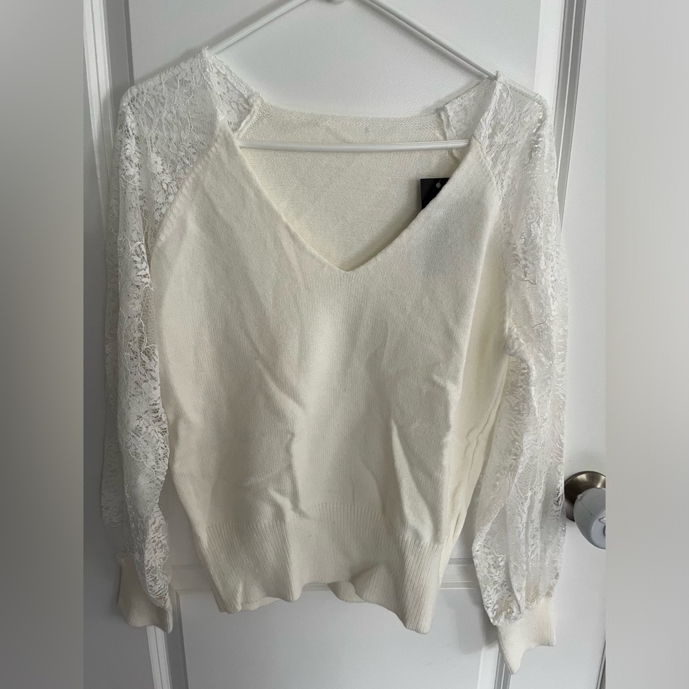 Kara and Kate V-neck sweater with lace sleeves, winter white size Small